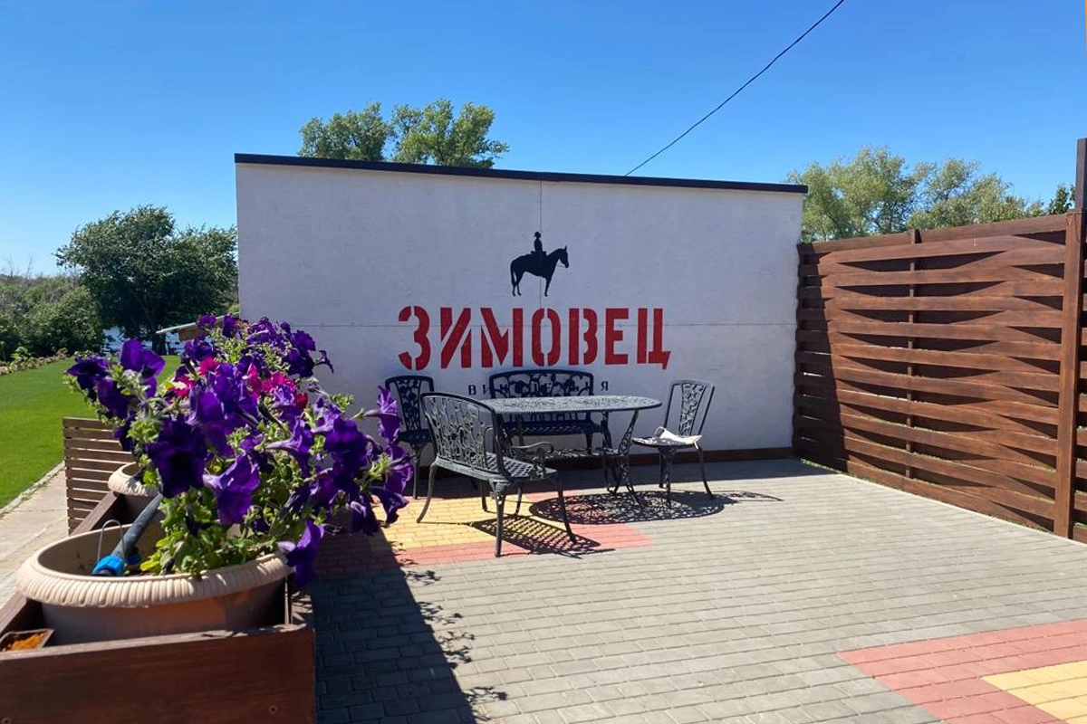 Основателем винодельни стал Владимир Зимовец, а за вина здесь отвечает молодой винодел Дарья Гулькова