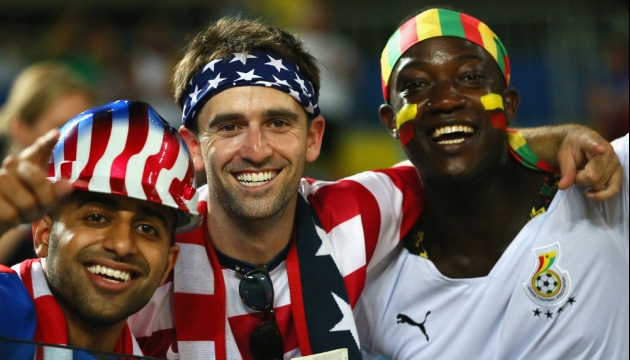 Радостные фанаты на стадионе "Арена дас Дунас" во время матча в Группе G Гана - США.