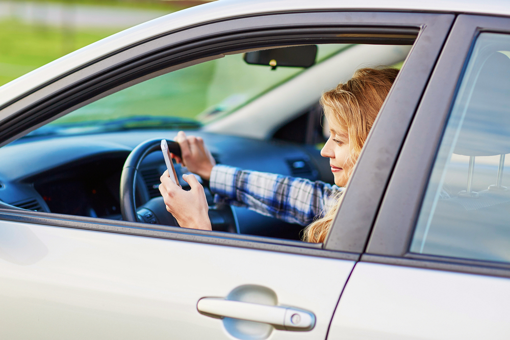 Смартфон в руке: как автомобилисты будут жаловаться друг на друга