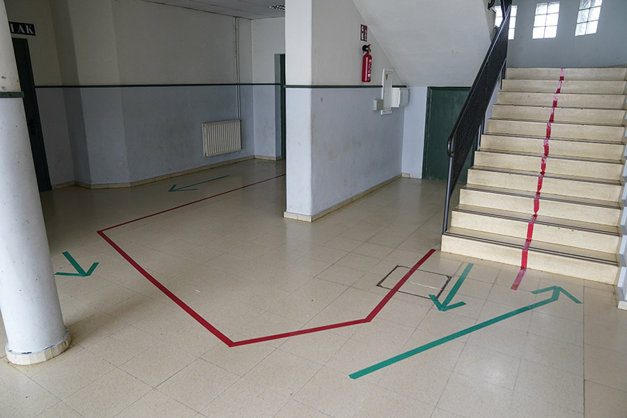 Новые указатели для организации движения по коридорам в школе в муниципалитете Мунгия в Стране Басков, Испания