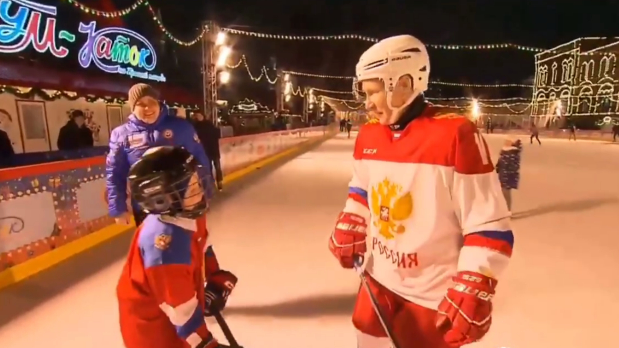 Путин прокатился на коньках с мальчиком из Челябинской области