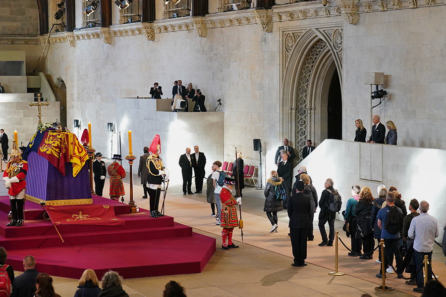 Посол США в Великобритании Джейн Хартли, президент США Джо Байден и его супруга&nbsp;Джилл (на балконе),&nbsp;Вестминстер-холл
