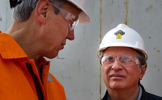 Президент ExxonMobil Development Нил Даффин и глава ОАО "НК "Роснефть" Игорь Сечин (слева направо)