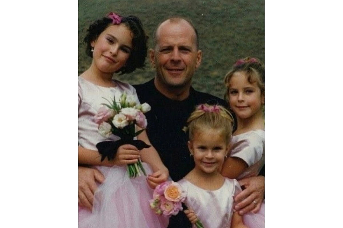 <p>Брюс Уиллис с дочерьми</p>