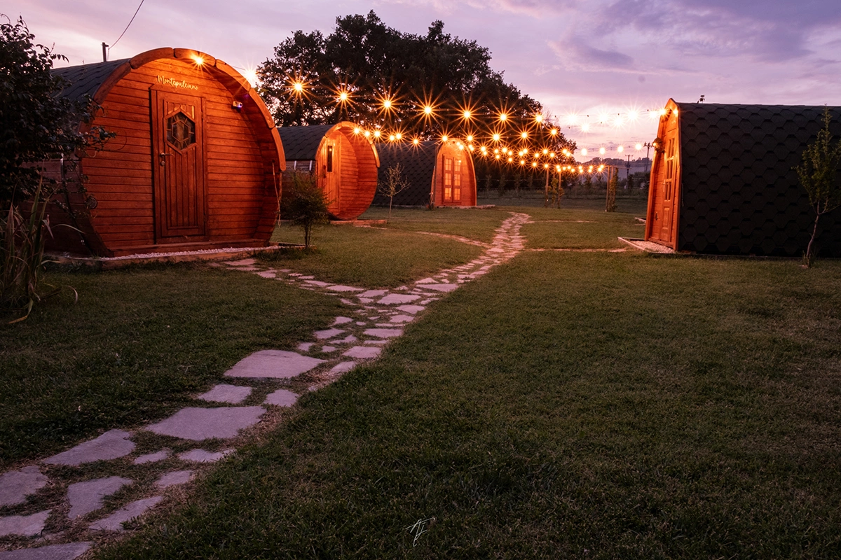 Кроме дегустаций, гости могут сплавляться на каноэ по реке Тирино, которая протекает рядом