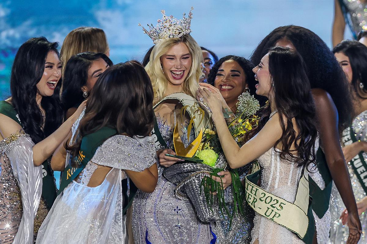 Наталию Пушкинову (в центре) поздравляют другие кандидатки на церемонии коронации «Мисс Земля»-2025