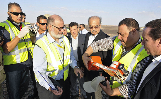 Премьер-министр Египта Шериф Исмаил (третий справа) рассматривает &laquo;черный ящик&raquo; в руках у спасателя