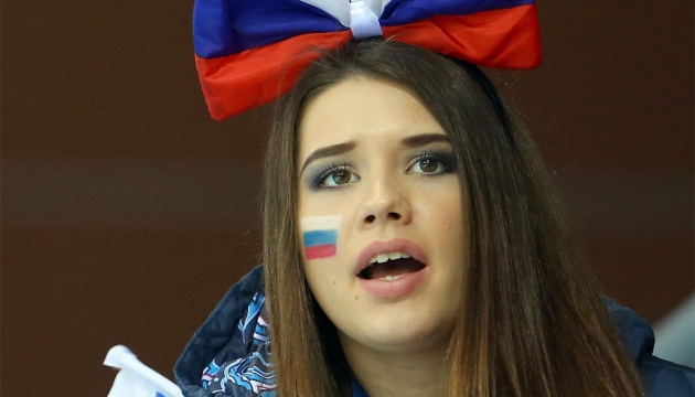 Болельщица поддерживает сборную России по керлингу в центре «Ледяной куб» (13 февраля, 2014 Сочи)