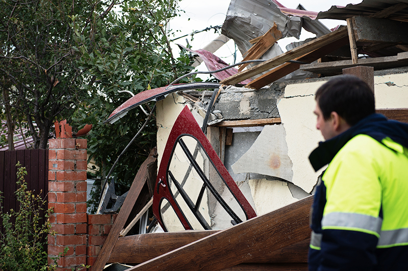 Обломки вертолета, упавшего на&nbsp;крышу частного жилого дома, в&nbsp;Адлерском районе Сочи


