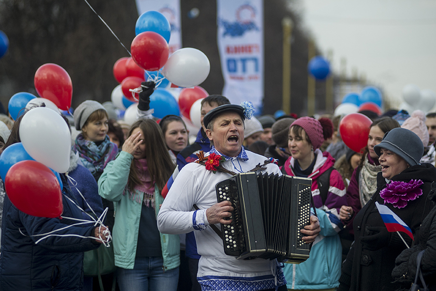 Участники митинг-концерта &laquo;Мы вместе!&raquo; в честь годовщины присоединения Крыма к России в Москве




