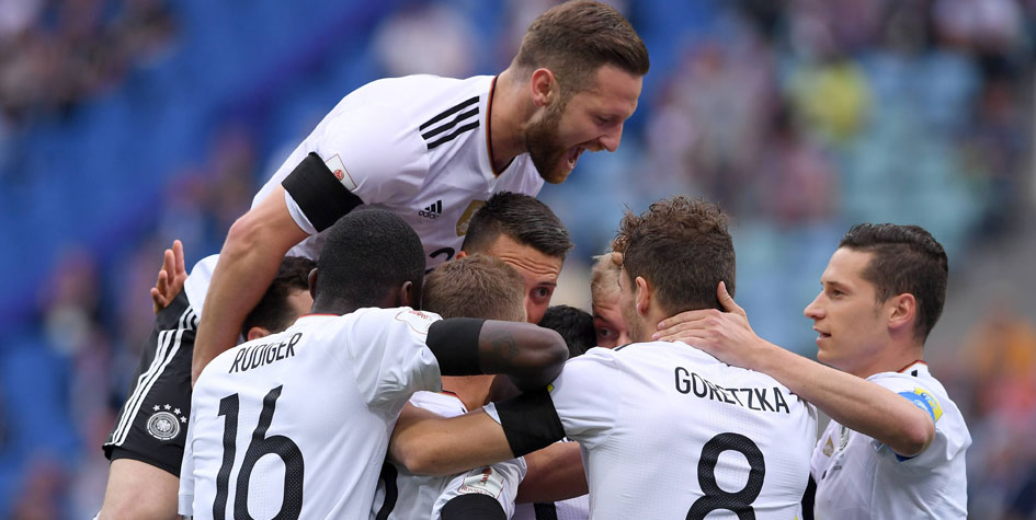 Сборная Германии празднует гол в ворота австралийской команды на Кубке конфедераций