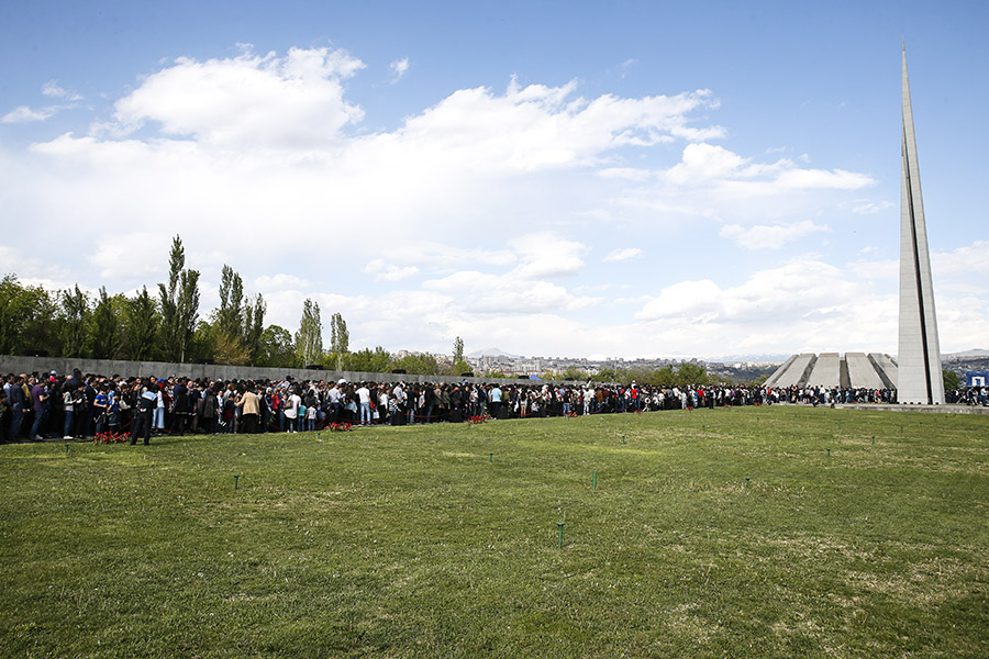 Очередь к мемориалу жертв геноцида &laquo;Цицернакаберд&raquo; в Ереване