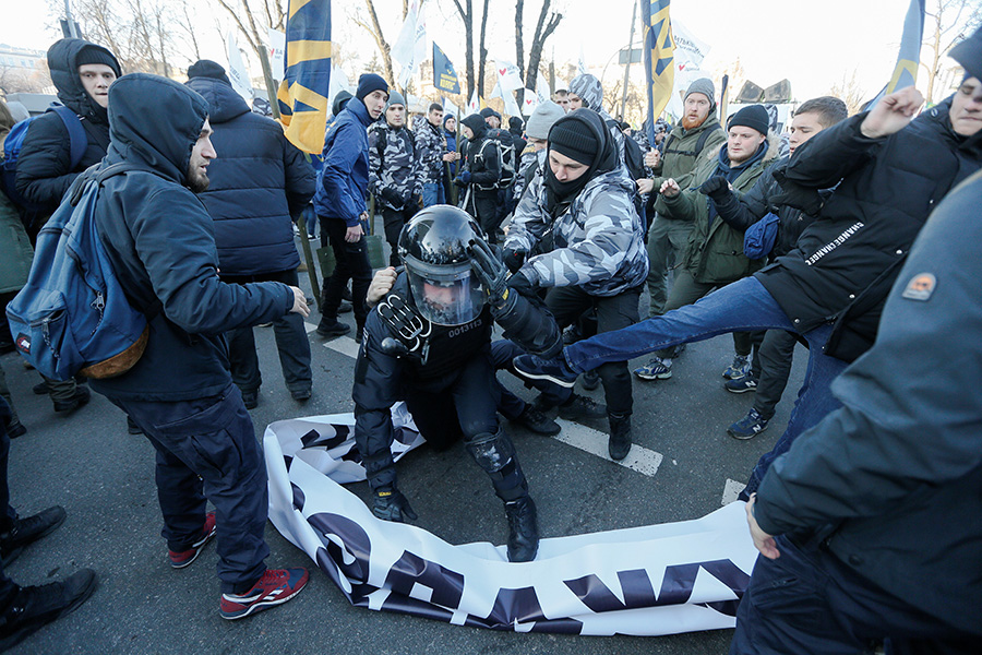 Одна из них произошла​ после того, как полиция попыталась помешать протестующим поставить палатку, другая&nbsp;&mdash; когда к парламенту не пустили тракторы
