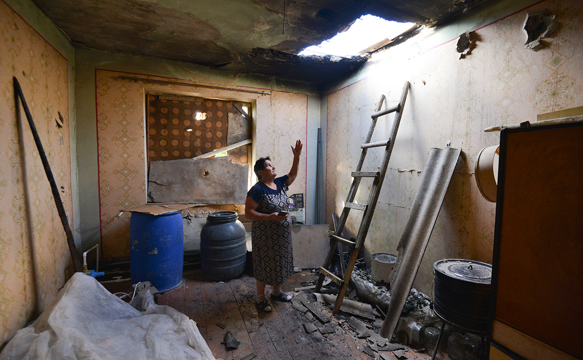 Местная жительница показывает повреждения в своем доме после обстрела азербайджанской стороной села Айгепар в Армении