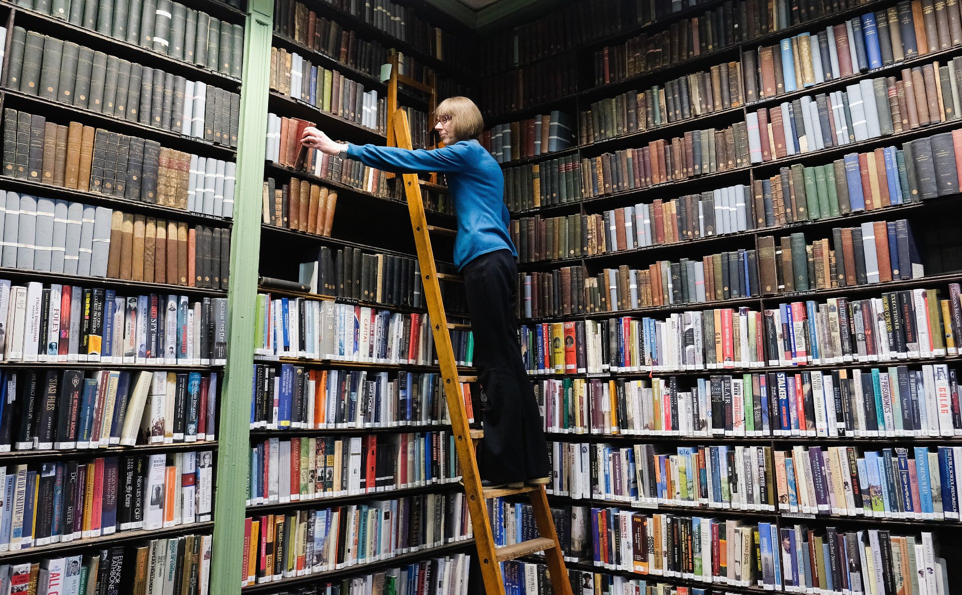 Peoples book. Лучшие книги у библиотекаря. Библиотекарь с книгами идёт по лестнице. Книги про деньги. Библиотека поможет отдохнуть от дел.