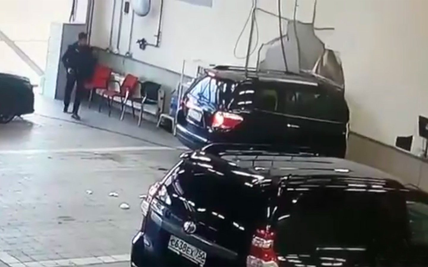 Работник столичного сервиса протаранил стену на «Тойоте» клиента. Видео