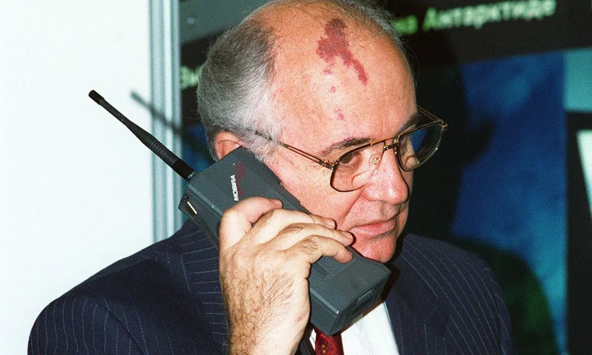 Михаил Горбачев звонит по телефону Mobira Cityman