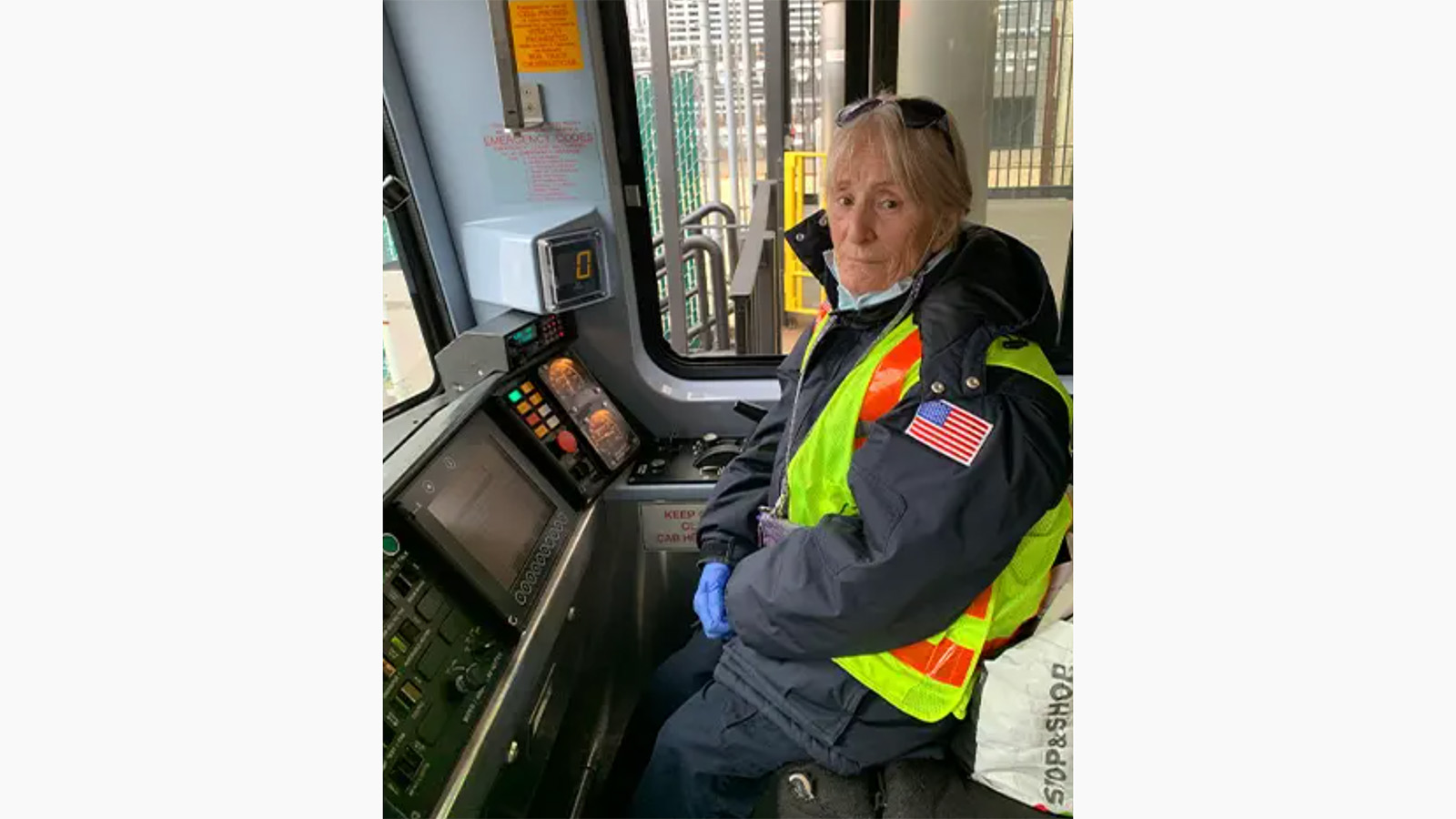 <p>Хелен Антенуччи, старейшая в мире женщина &mdash; машинист поезда, отмечает свой 82-й день рождения в бостонском метрополитене, где работает уже 30 лет</p>
