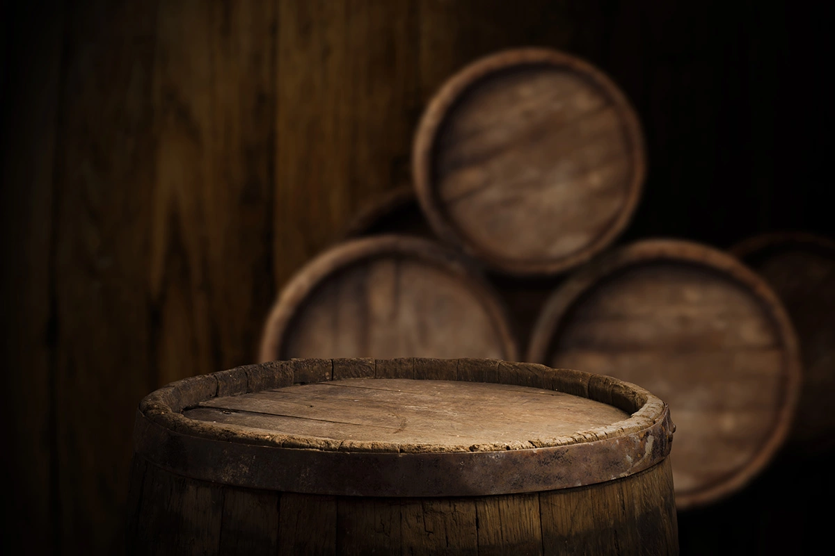 Вино крепится до 17,5% алкоголя, затем выдерживается около трех лет в дубовых бочках и бутах разного размера