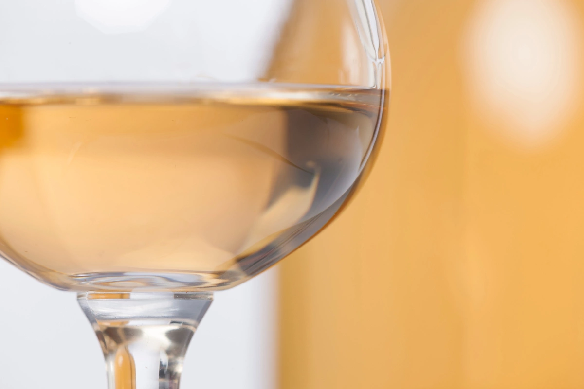 Столько у этого вина оттенков рыжины, столько же оттенков сухофруктов, меда, пряностей, трав и орехов, которые сочетаются с очень строгим и сухим терпким вкусом