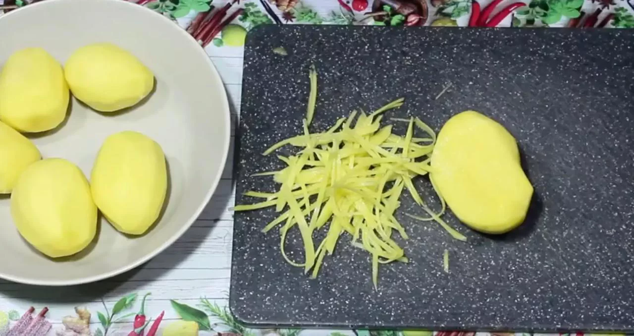 Нарежьте картофель тонкими полосками