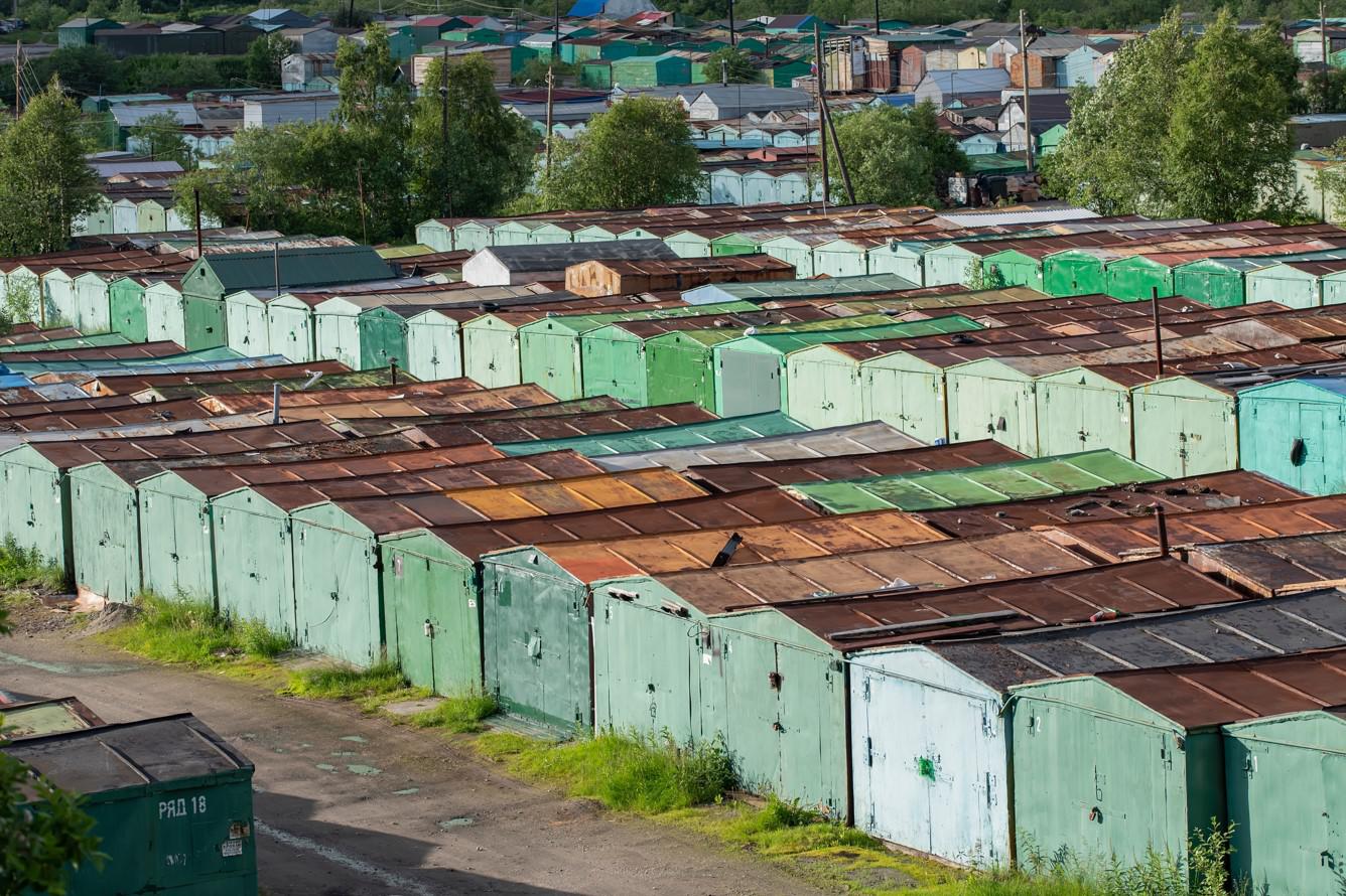 Гаражная амнистия работает по аналогичной схеме, как и дачная, — дает право оформить постройку, в том числе возведенную без каких-либо документов