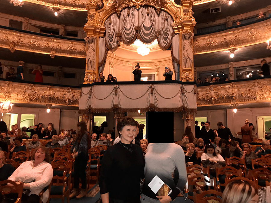 Две женщины в партере Мариинского театра.