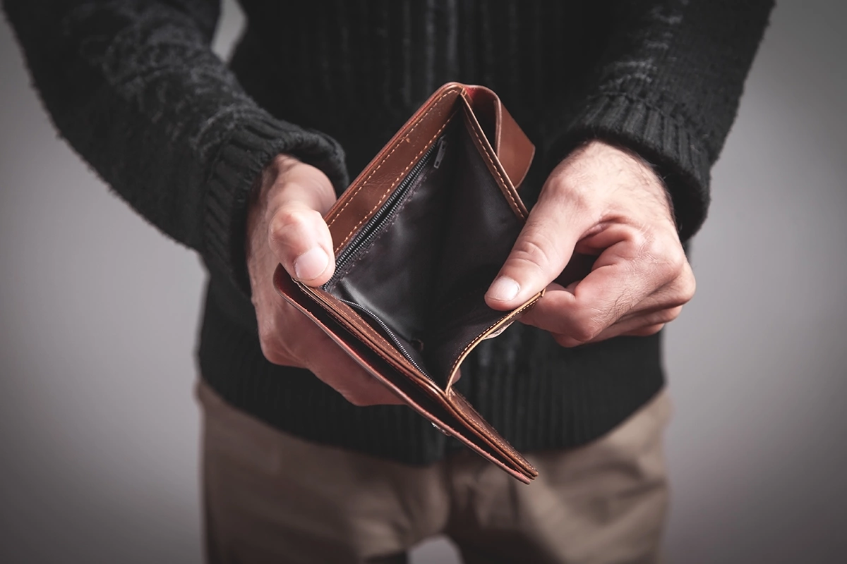 Согласно законодательству, если родитель не работает или не может подтвердить доход, алименты рассчитываются исходя из средней заработной платы по России