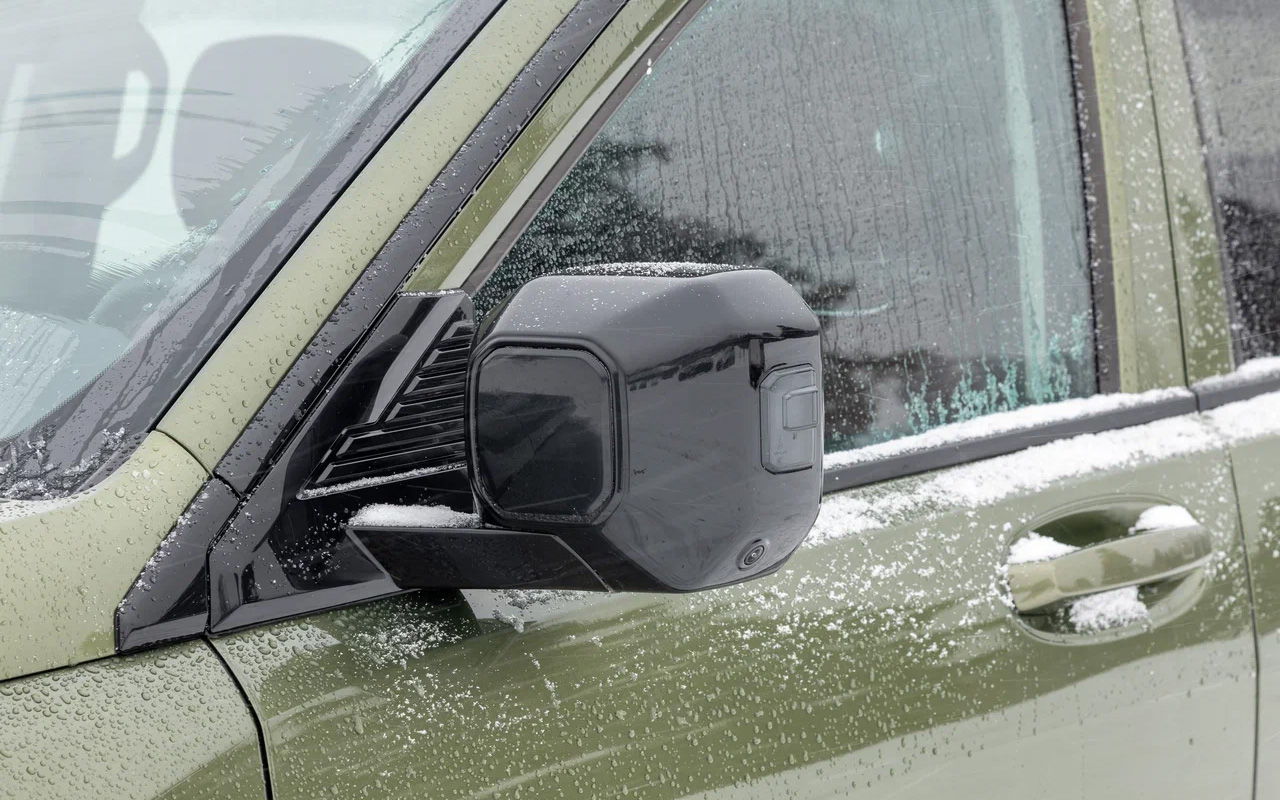 Боковые зеркала у Tank 400 большие и удобные. Есть датчики мертвой зоны