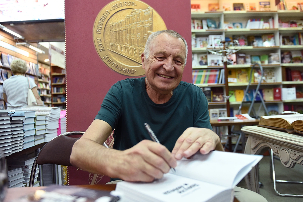 Андрей Смирнов на презентации своей книги «Лопухи и лебеда». 2016 год