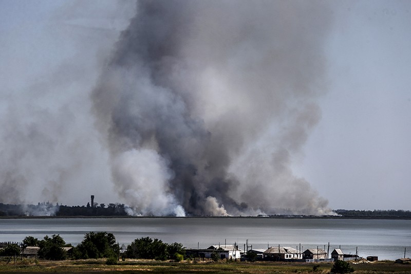 Дым поднимается после обстрела в Новоазовске на востоке Украины. Ополченцам удалось взять город под контроль после артиллерийского обстрела.