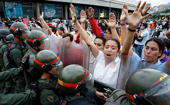 Столкновение Национальной гвардии Венесуэлы и оппозиционеров, требующих проведение&nbsp;​референдума по отставке Николаса Мадуро. 11 мая 2016 года


