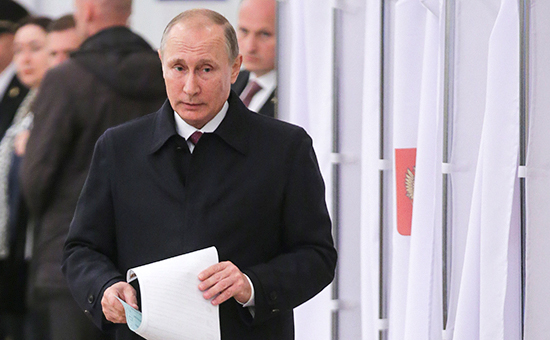 Президент России Владимир Путин на&nbsp;избирательном участке в&nbsp;единый день голосования. 18 сентября 2016 года


