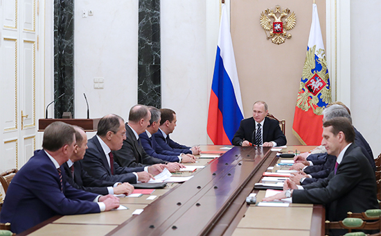 Президент РФ Владимир Путин (на дальнем плане) на заседании Совета безопасности России в Кремле


