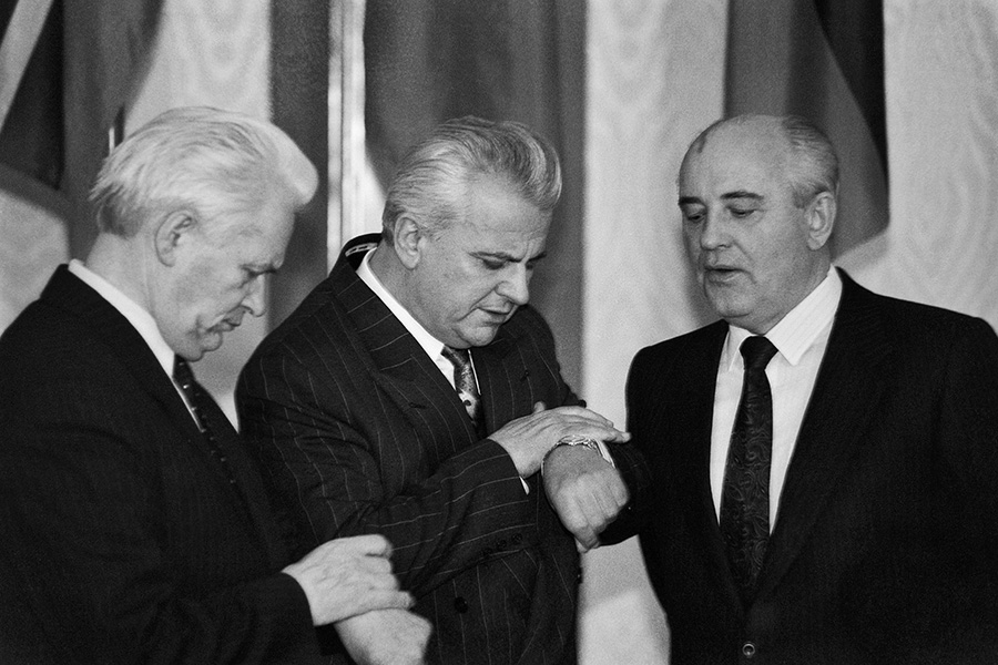 Один носил сало для бандеровцев, другой ощипывал гусей для фашистов - удивительные истории прихода к власти Горбачева и Кравчука
