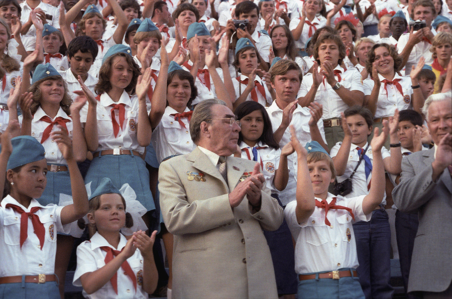 Леонид Брежнев с пионерами во время церемонии открытия Международного детского праздника, посвященного Году ребенка в &laquo;Артеке&raquo;, 9 августа 1979 года
