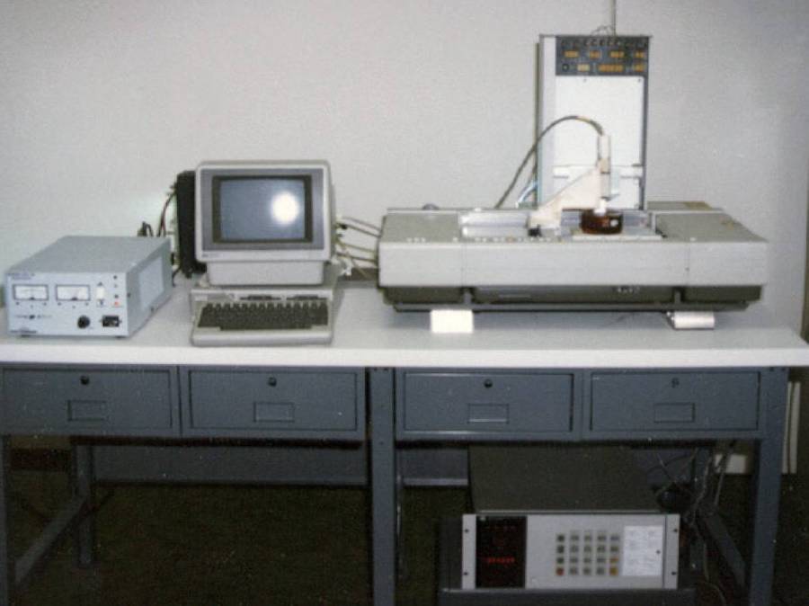 Один из первых стереолитографических 3D-принтеров