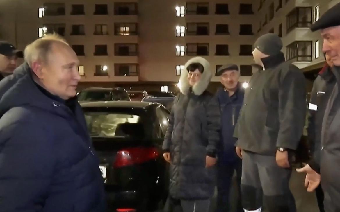 Путин пообщался с местными жителями в Мариуполе. Видео — РБК