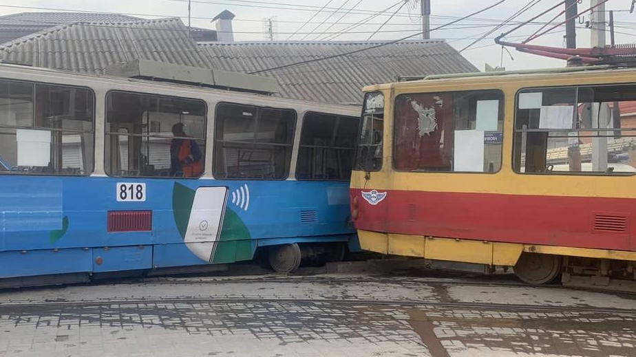 Трамвай врезался в жилой дом в Ростове-на-Дону