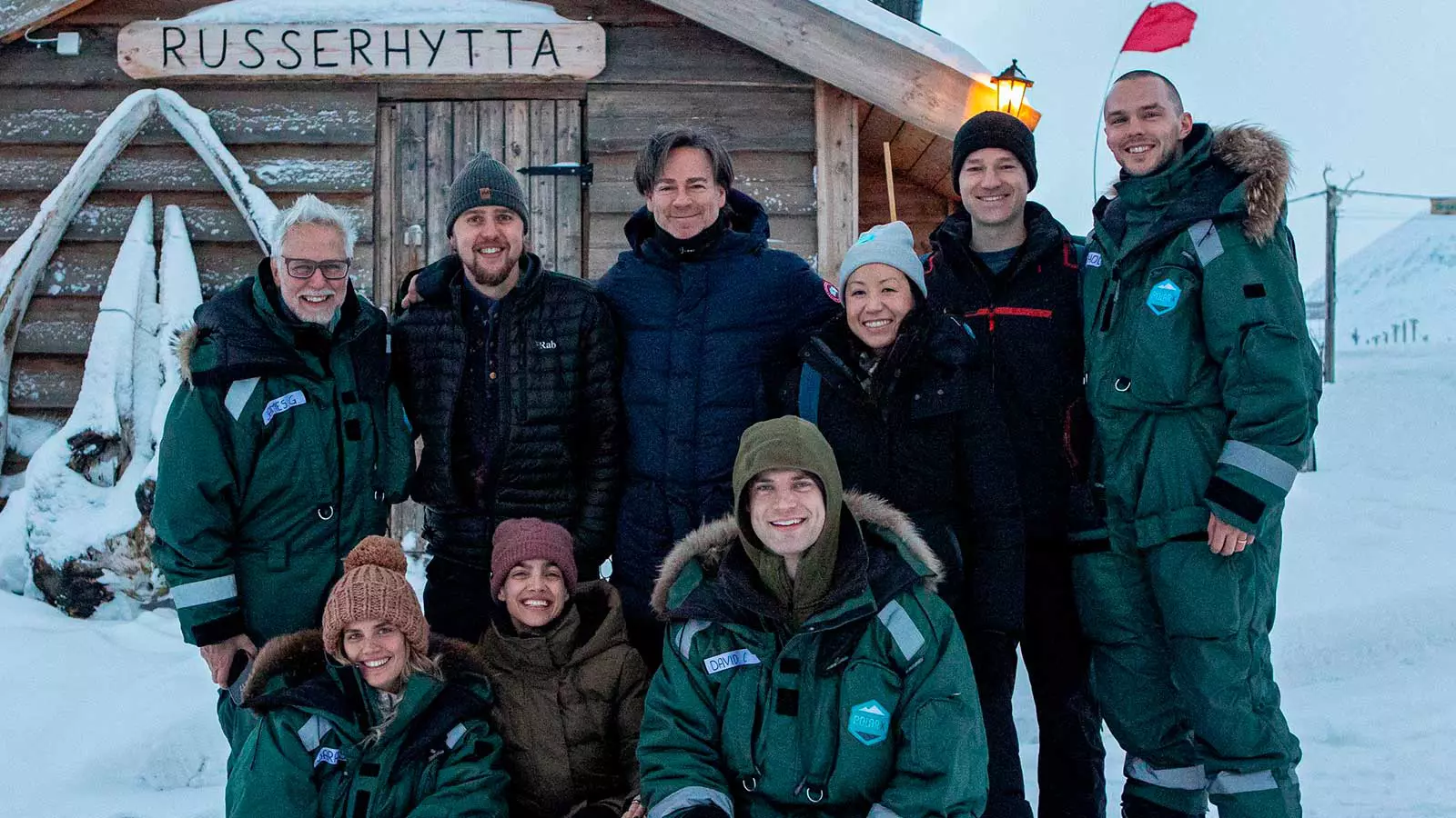 Джеймс Ганн с актерами и постановочной группой фильма «Супермен» на съемках (Шпицберген, Норвегия)