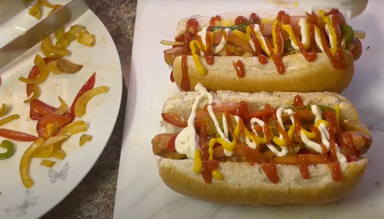 Сверху полейте соусами