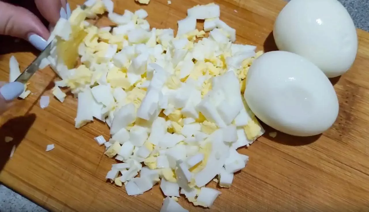 Отварные яйца нарежьте кубиками