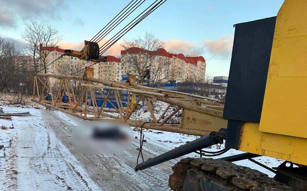 Стрела крана упала на рабочего на юго-западе Москвы