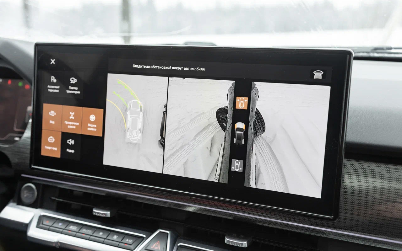 Картинка с боковых камер помогает филигранно объезжать препятствия, не опасаясь за кузов и шины