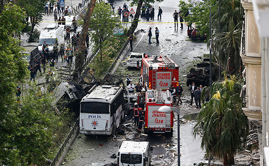 На месте взрыва рядом&nbsp;с&nbsp;автобусной остановкой в&nbsp;Стамбуле, 7 июня 2016 года


