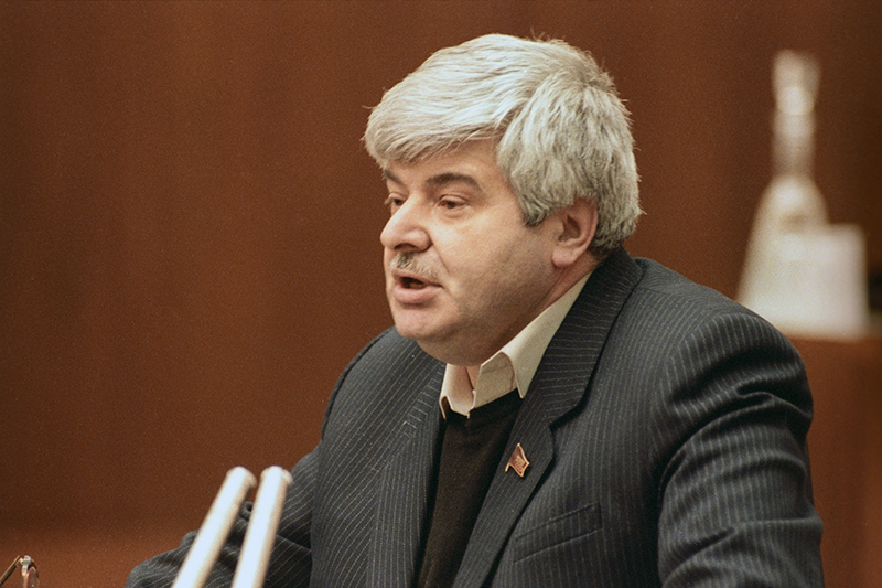 Мэр Москвы Гавриил Попов в&nbsp;зале заседаний на&nbsp;учредительном съезде Движения демократических реформ. 23 сентября 1991 года


