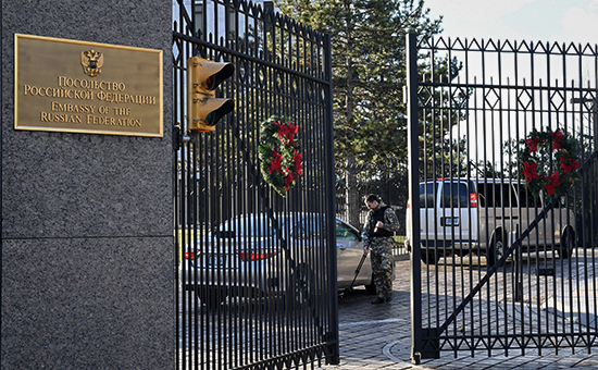 Ворота&nbsp;российского посольства в Вашингтоне. 30 декабря 2016 года



