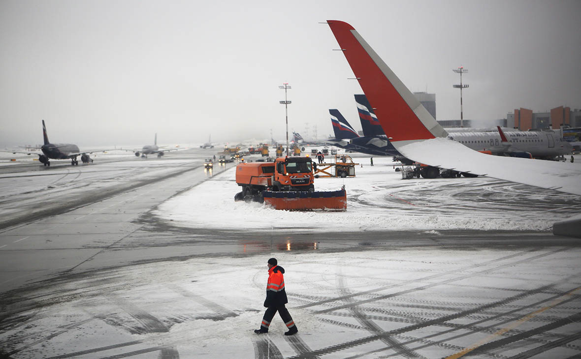 Почему сегодня отменили рейсы в московских аэропортах: причины и последствия