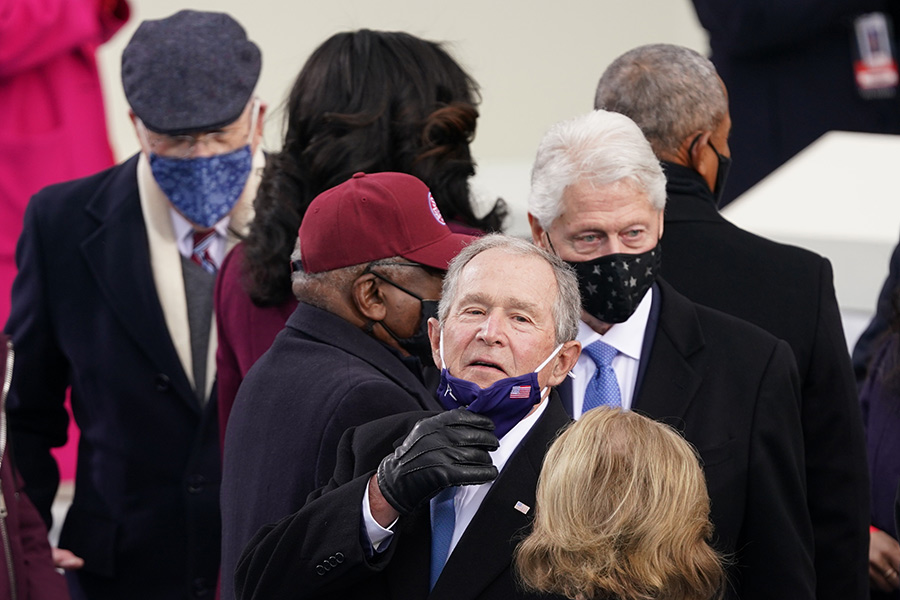 Экс-президенты Джордж Буш-младший и Билл Клинтон. На заднем плане&nbsp;&mdash; Барак и Мишель Обама