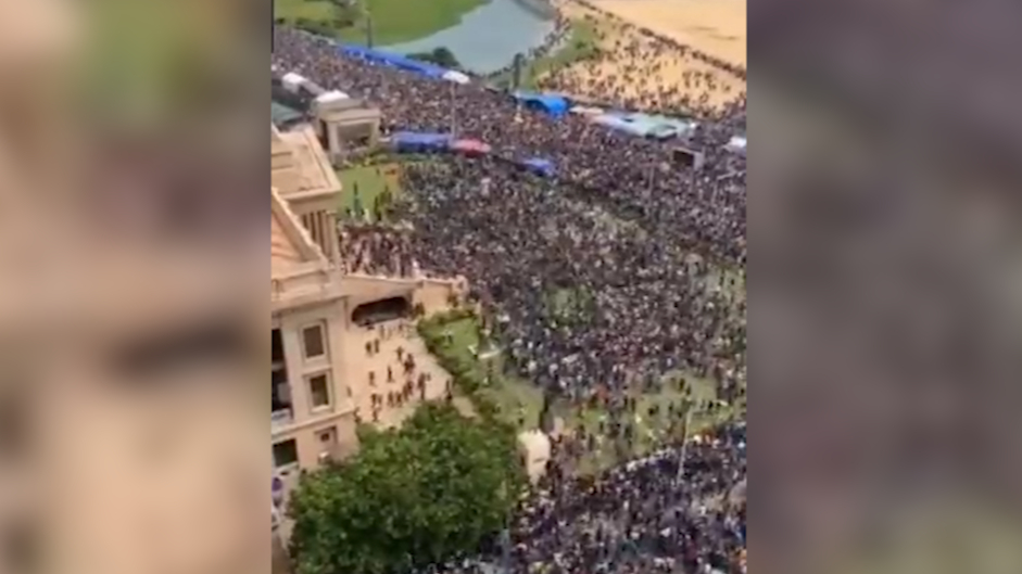 Как протестующие прорвались в резиденцию президента Шри-Ланки. Видео